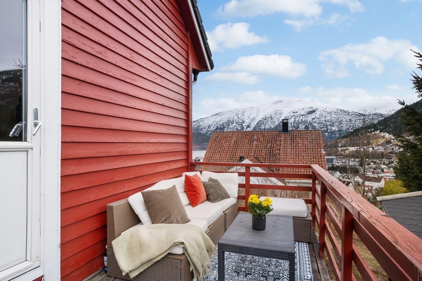 Verandaen ligg usjenert til utan innsyn frå naboar. På denne sida har du også ein praktisk utebod på 10 kvm. Galleribilde