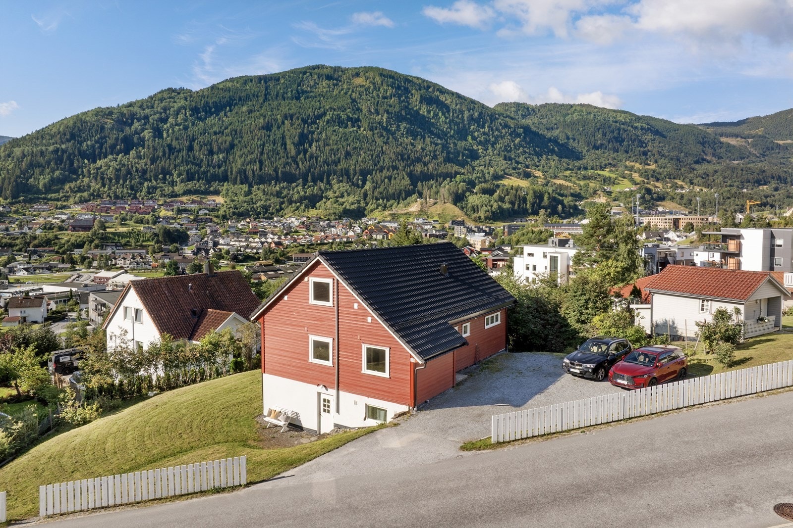 Rikeleg med parkeringsplass i tunet. Her er det plass til å setje opp garasje eller carport. Galleribilde