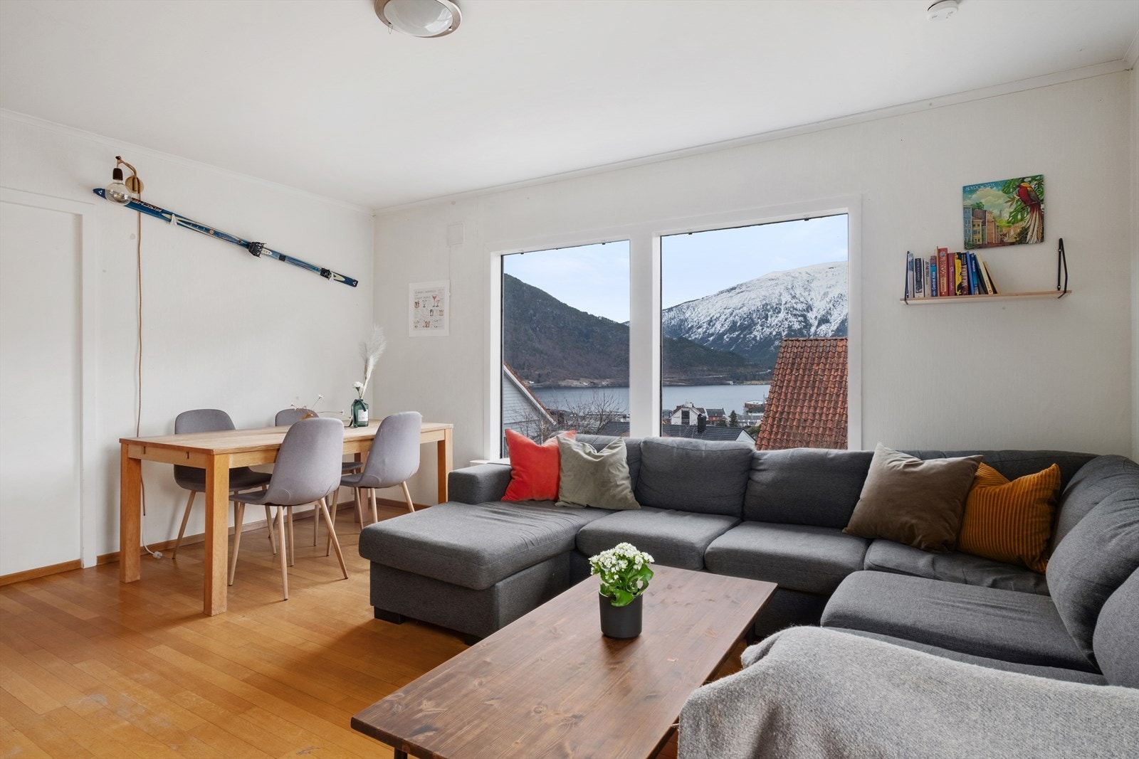 Frå stova har du fin utsikt til fjorden Galleribilde