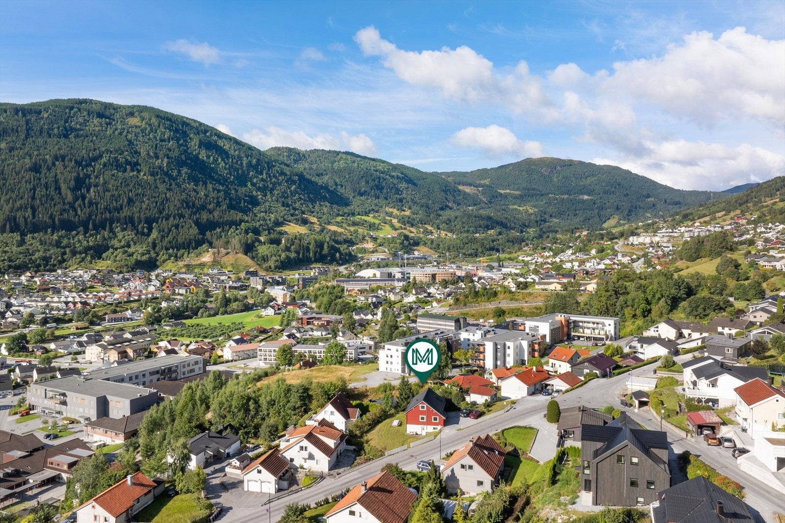 Sentral plassering i Sogndal med gangavstand til alt av skular, barnehage og Campus Fosshaugane. Galleribilde