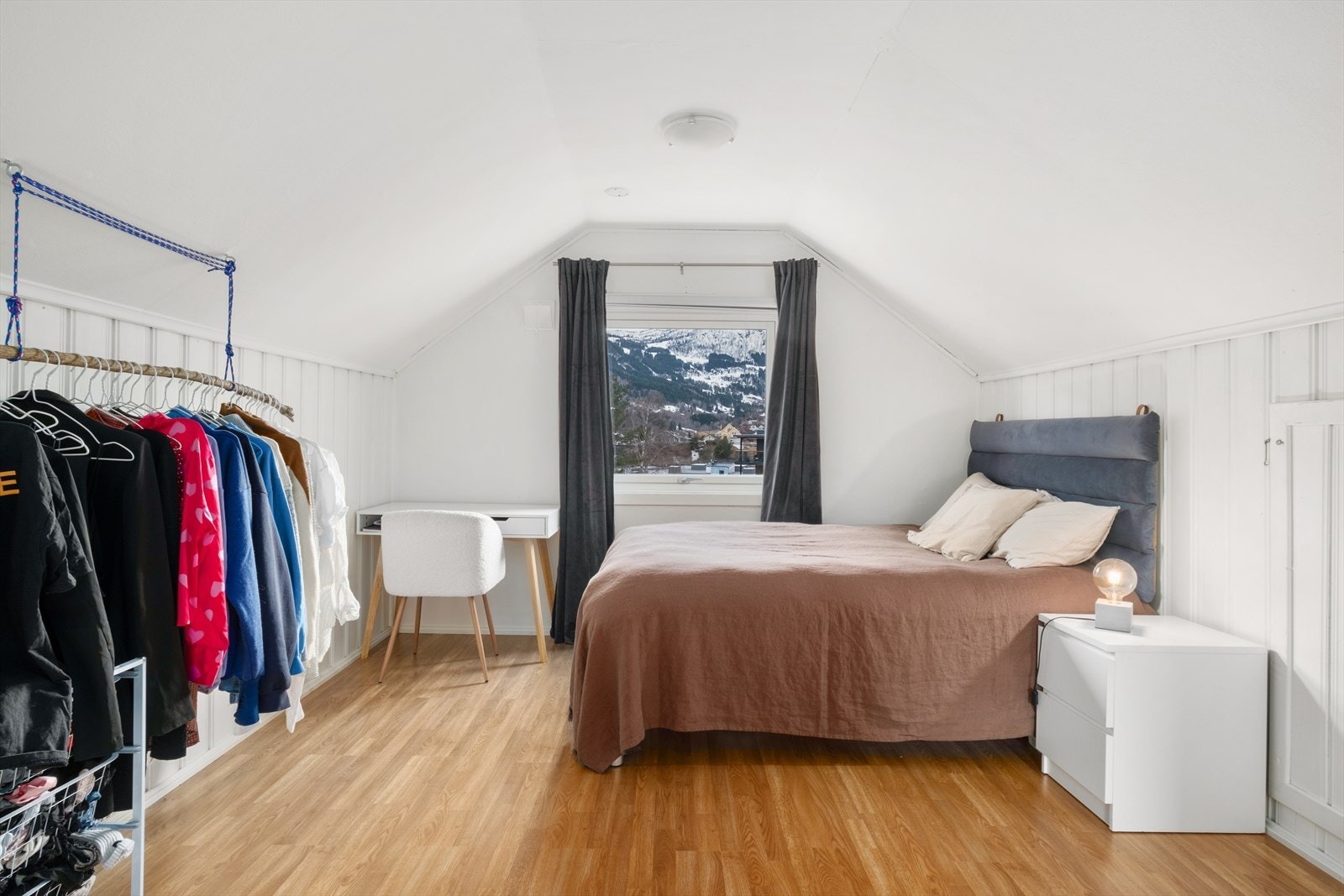 Loftet har 2 romslege soverom, med eit opphaldsrom og toalett-rom mellom soveromma. Galleribilde