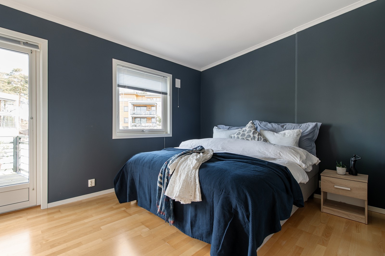 Soverommet her oppe er stort, malt i en dyp og deilig blåfarge Galleribilde