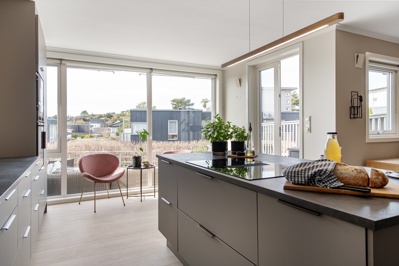 Nå tar vi turen ut på terrassen Galleribilde