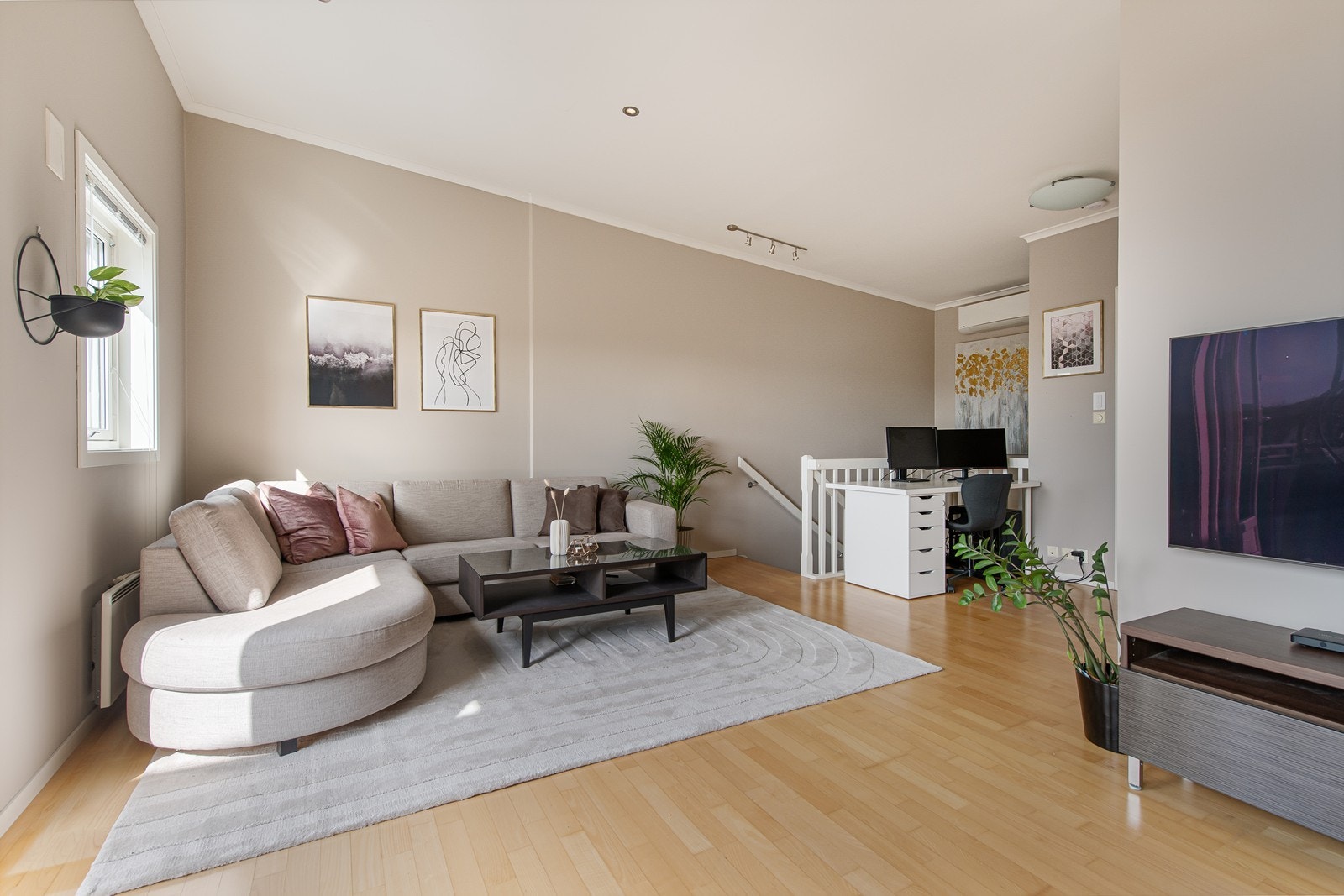 Her oppe er det plass til en romslig sofa og til og med en pult for hjemmekontor om det trengs Galleribilde