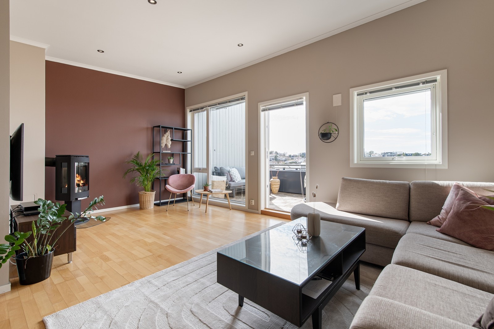 Her har du en deilig tv-stue med vedovn og utsikt Galleribilde