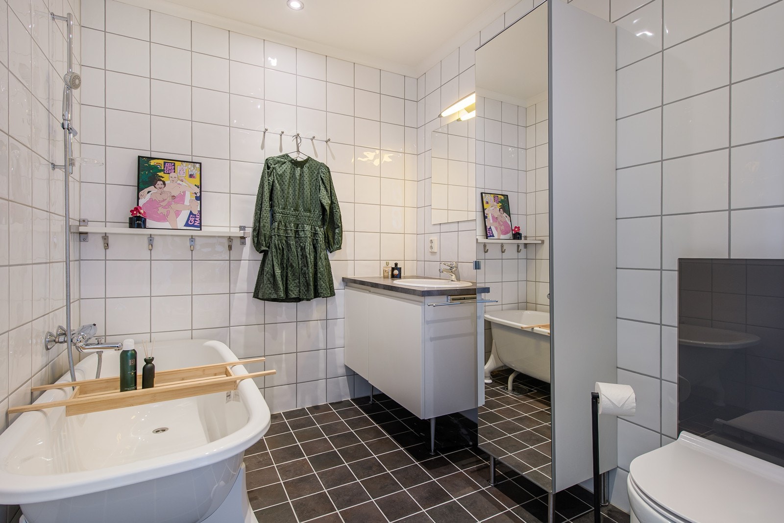 Badet oppe er med badekar og med enkel og tidløs innredning Galleribilde