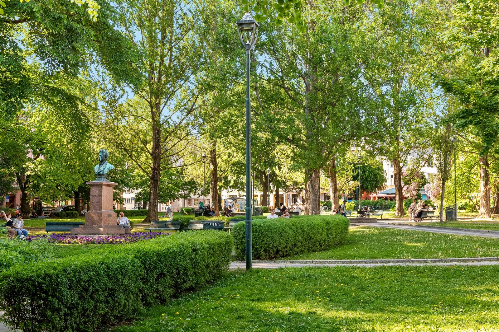 Olaf Ryes Plass er nærmeste nabo og et perfekt sted å kunne slappe av med på varme sommerdager med en is i hånda. Galleribilde