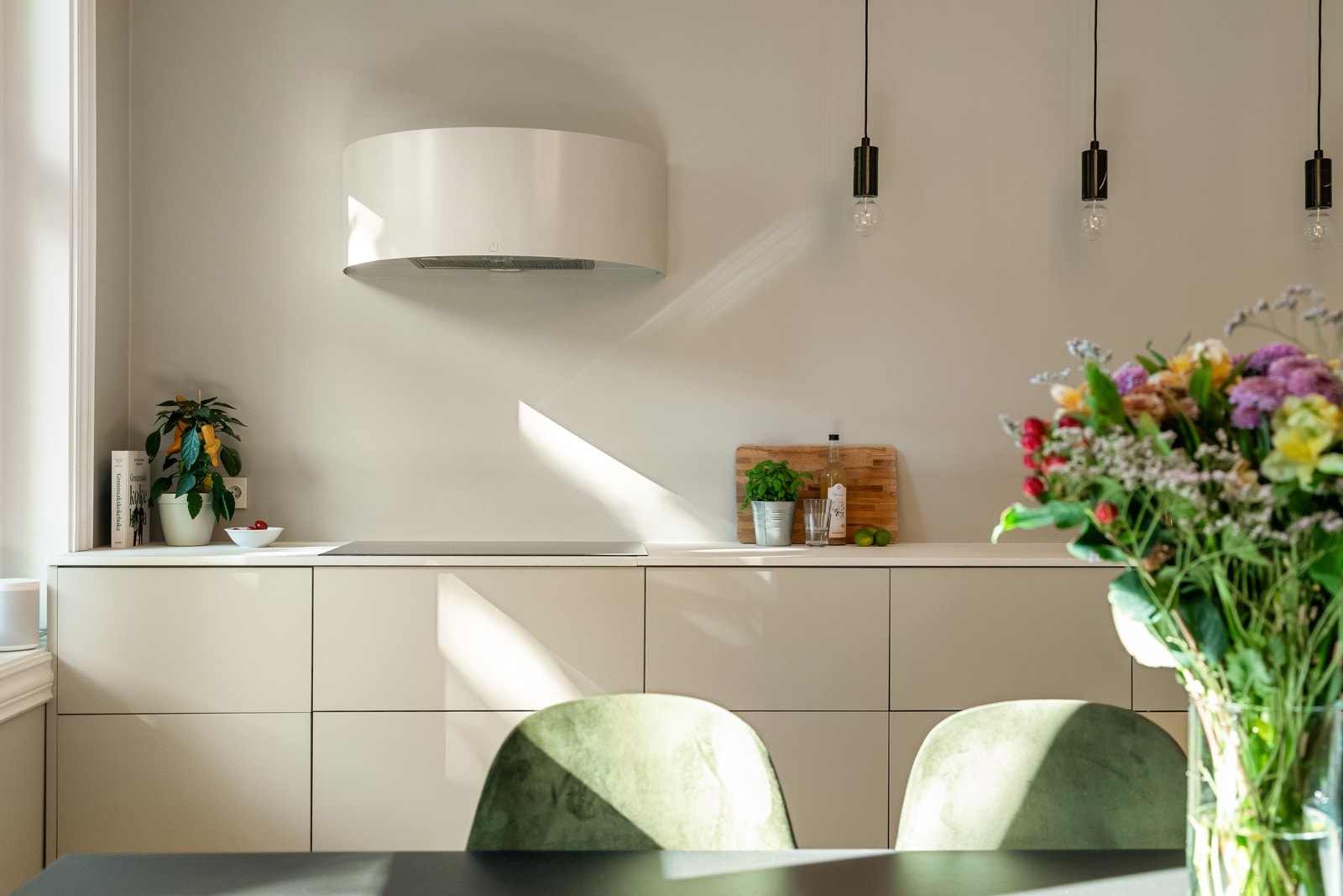 Kjøkkeninnredningen er et flott smykke i rommet med god benke- og skapplass. Galleribilde