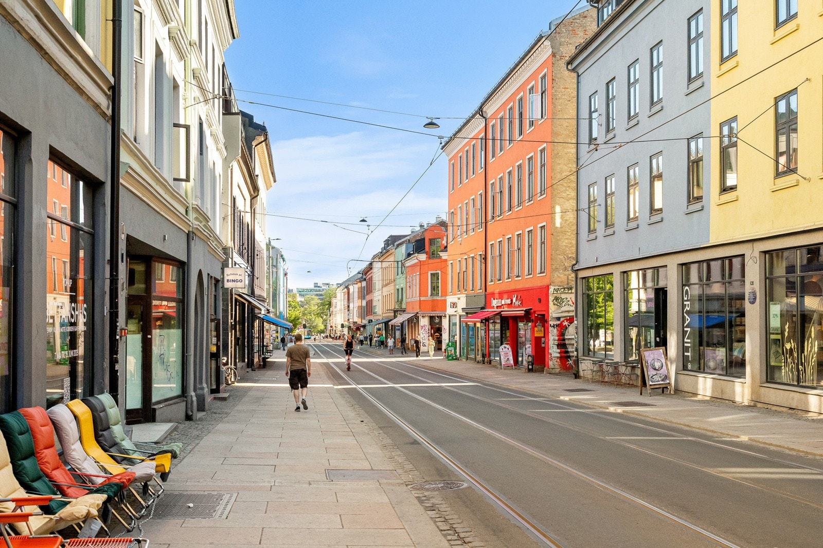 Boligen ligger svært ettertraktet og tilbaketrukket til i hjertet av Grünerløkka, like ved flotte Olaf Ryes Plass og idylliske Akerselva Galleribilde