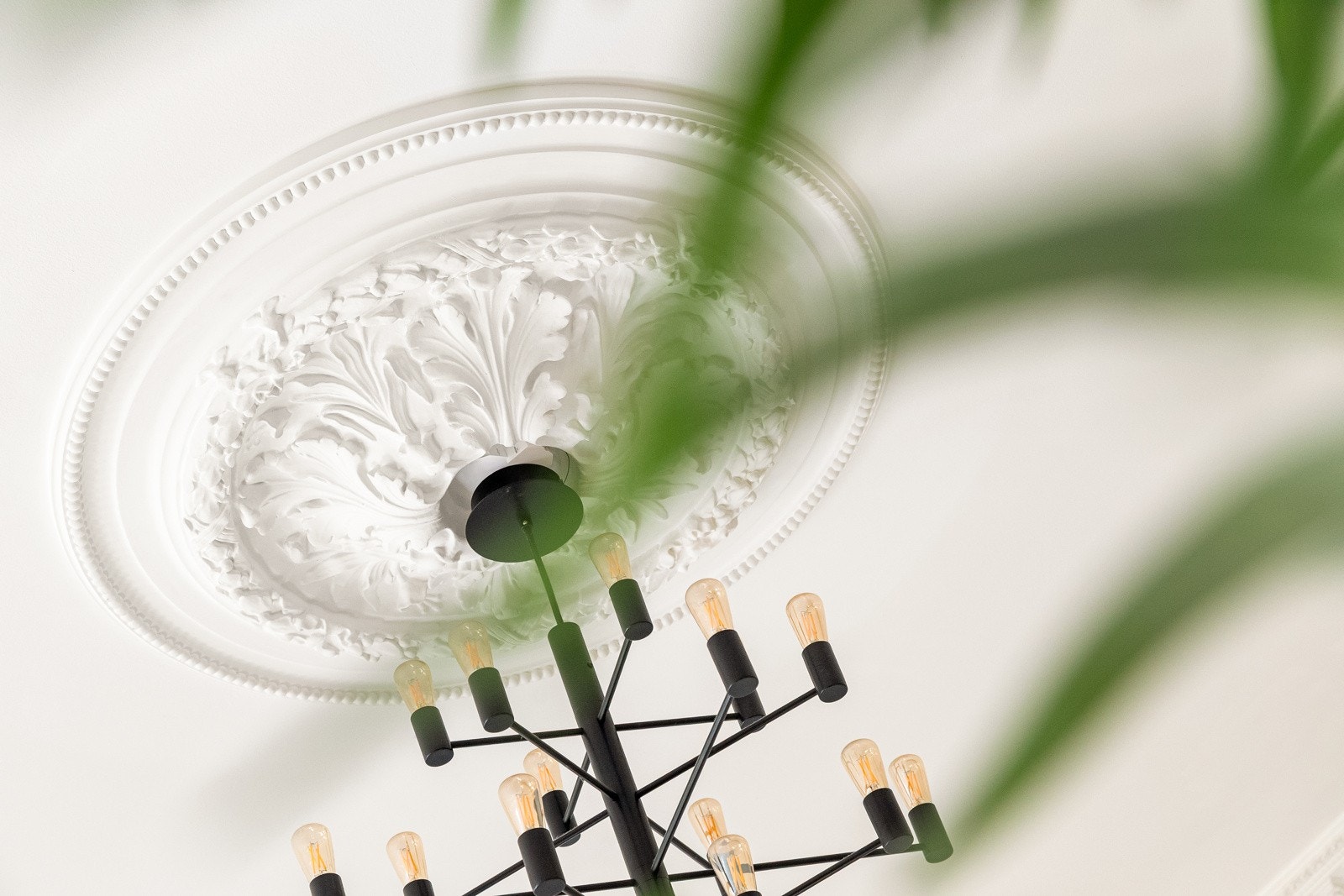 Stuen har to flotte rosetter og lekker stukkatur i himling! Galleribilde