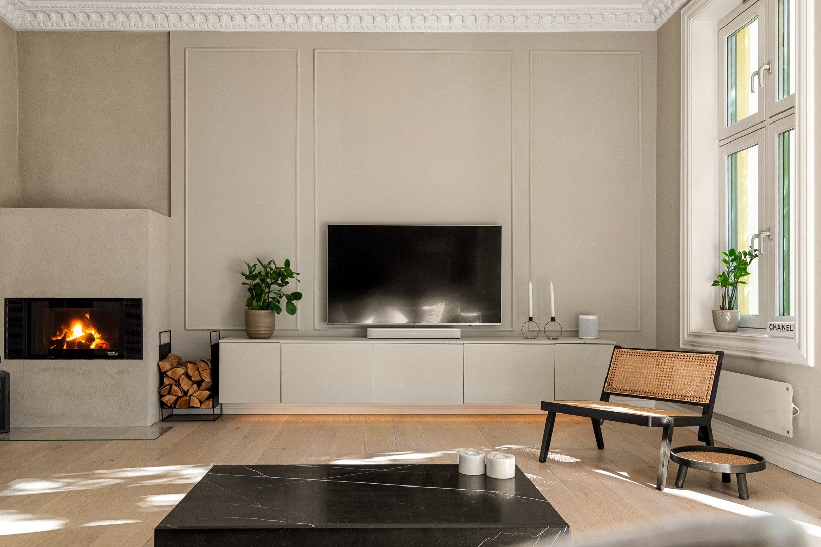 Stuen har flere naturlige møbleringssoner med god plass til en romslig sofagruppe, mediemøblement, stor spisestue, lesekrok og annet ønskelig møblement uten at det legger en demper på den flotte romfølelsen. Galleribilde