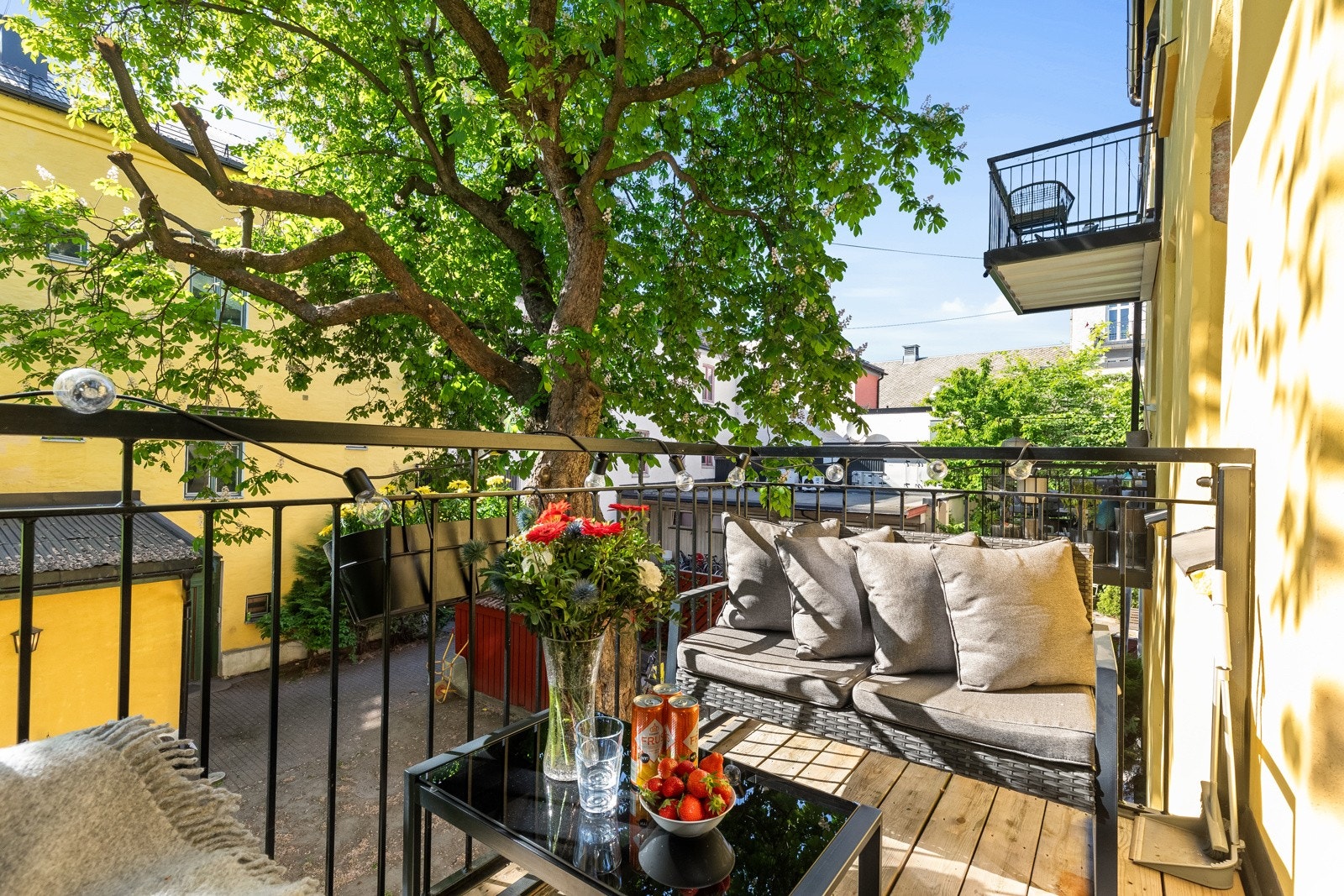 Fra stuen har man tilgang til vestvendt balkong med hyggelig utsikt mot koselig, indre gårdsrom. Galleribilde