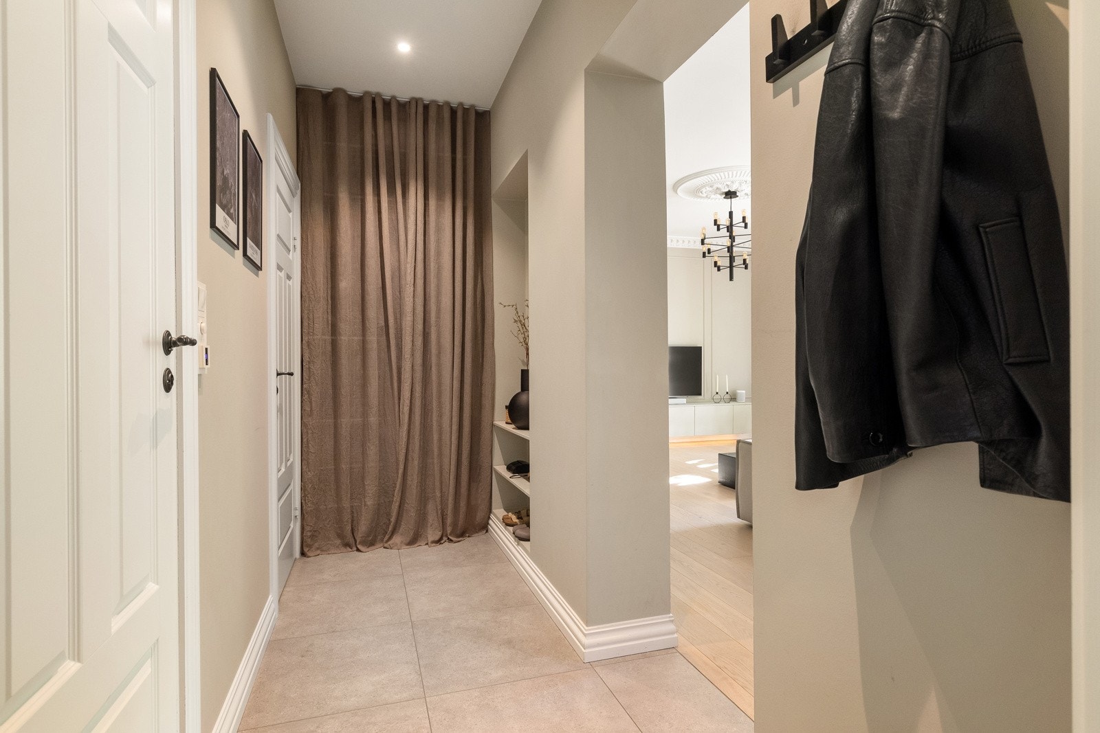 Flott entré/gang som umiddelbart gir deg et godt førsteinntrykk av leiligheten. Galleribilde