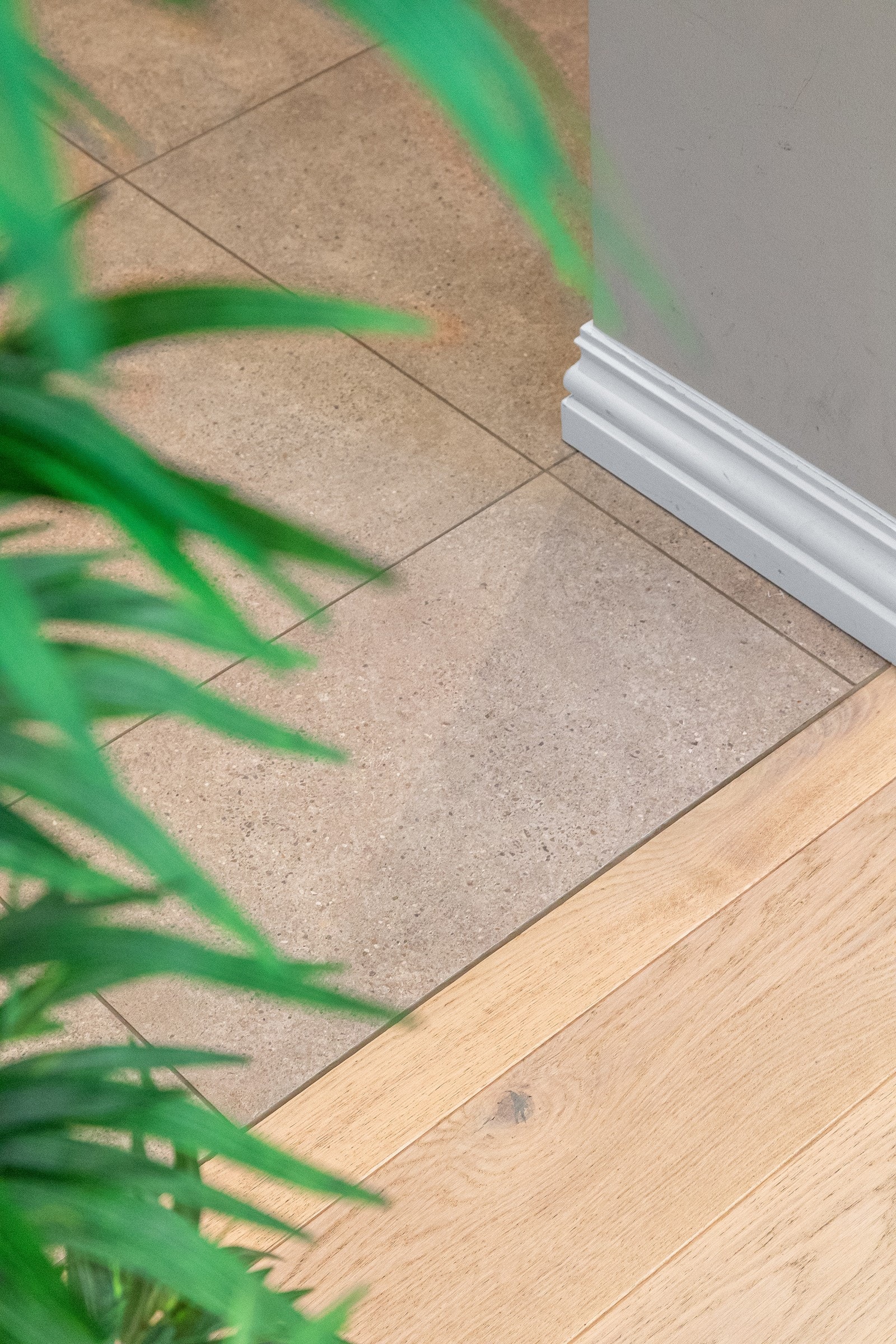 Entréen/gangen har lekre gjennomfargede betongfliser på gulv, romslig garderobeløsning, plassbygde skohyller og downlights i himling. Galleribilde