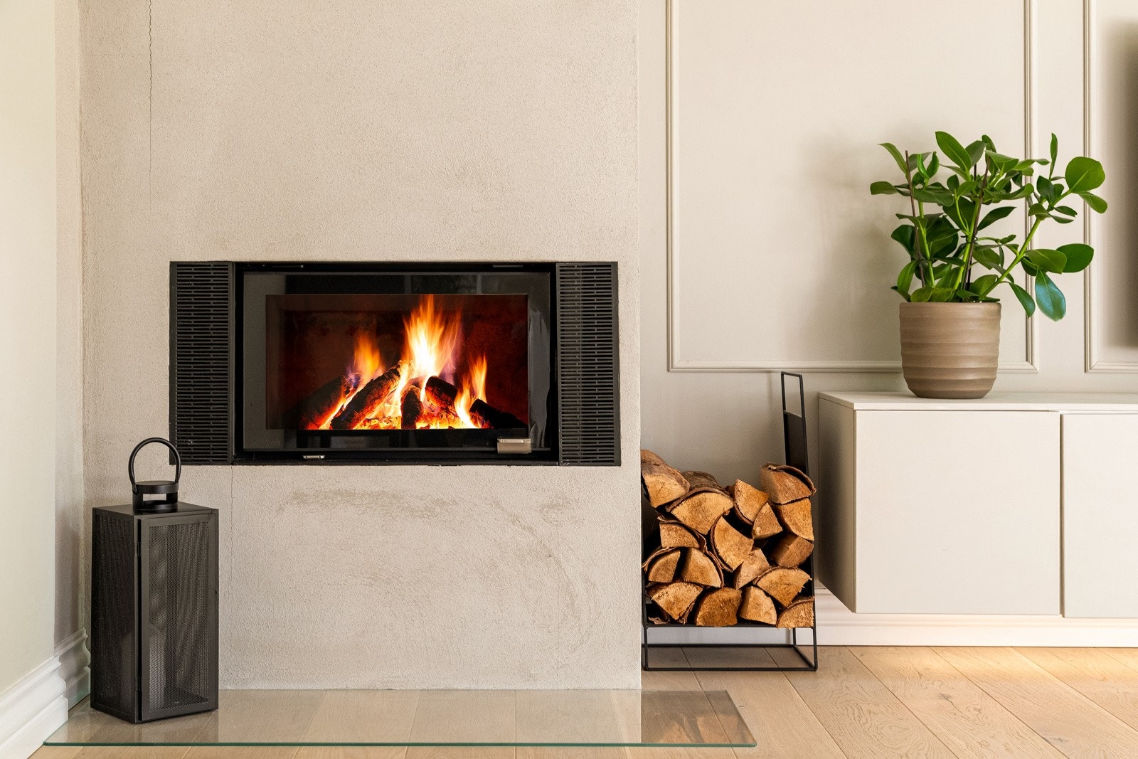 Videre har stuen en lekker peisinnsats for lune høst- og vinterkvelder Galleribilde