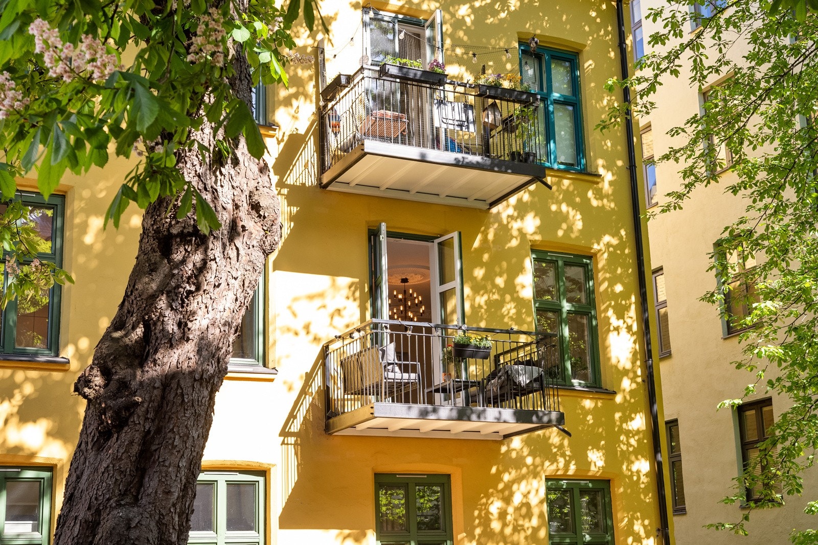 Praktfull og svært lekker 3-roms klassisk endeleilighet med gjennomgående høy standard, vestvendt balkong og unik beliggenhet i koselig indre gårdsrom. Galleribilde