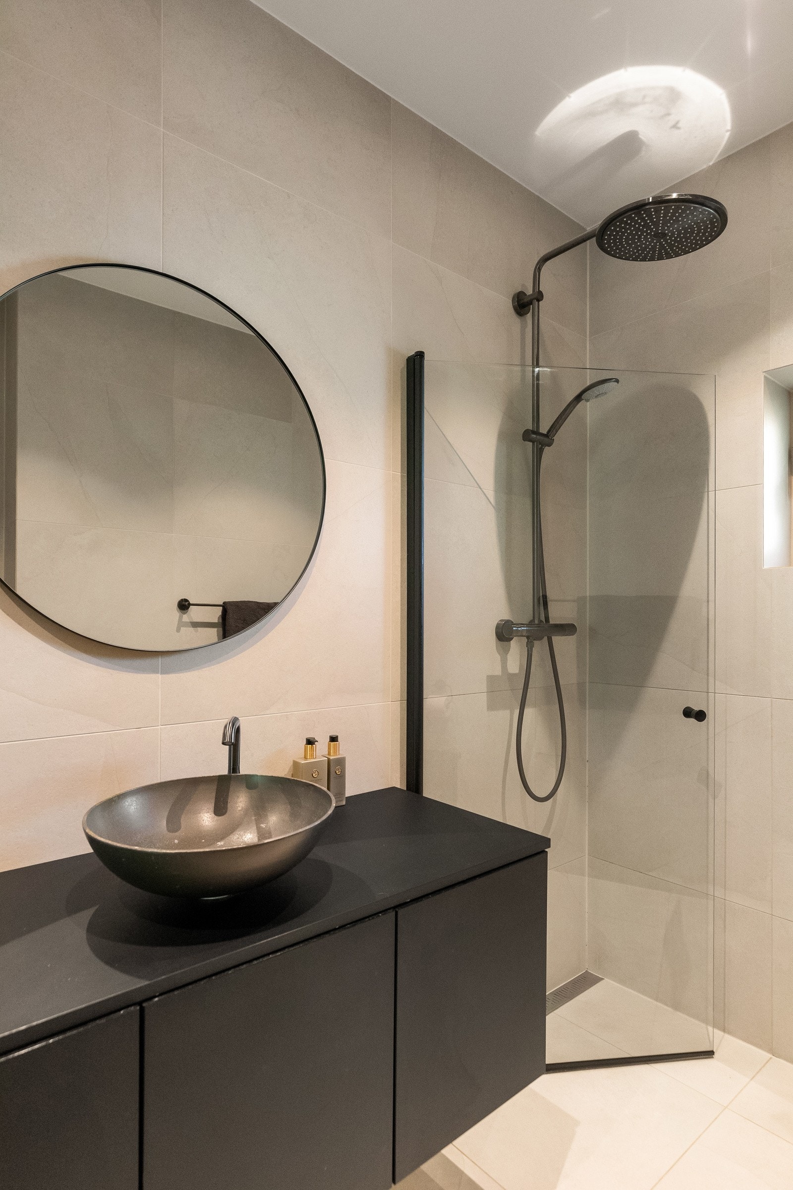 Innbydende flislagt baderom av god størrelse som også ble pusset opp i 2020 med våtromsbevis. Galleribilde