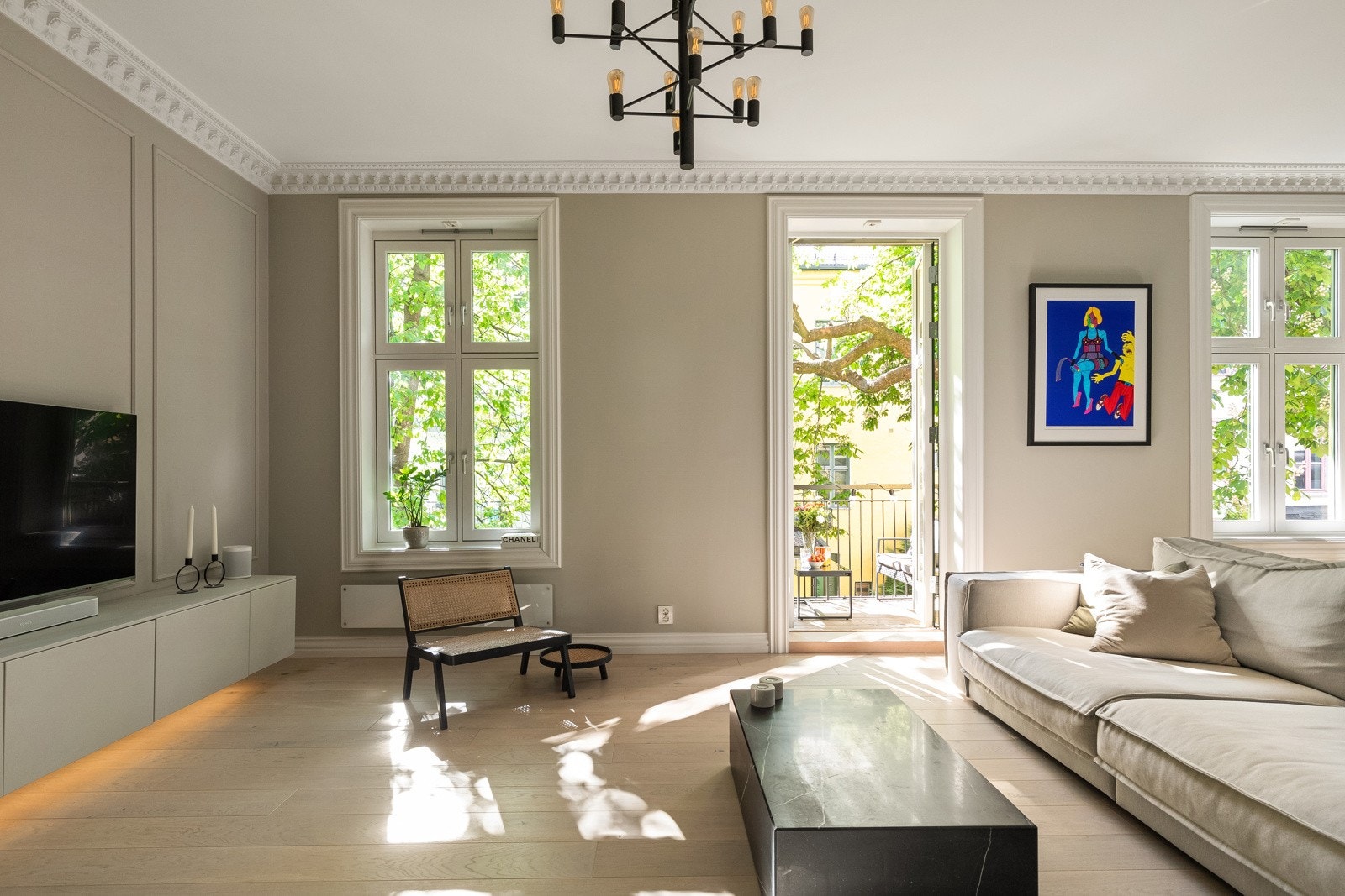 Leiligheten har en fantastisk stor stue som virkelig gir deg ballsal-følelsen. Galleribilde