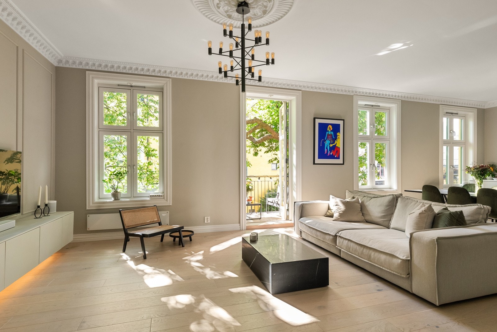 Hele bygget og leiligheten ligger i indre gårdsrom med en veldisponert og gjennomgående planløsning. Galleribilde