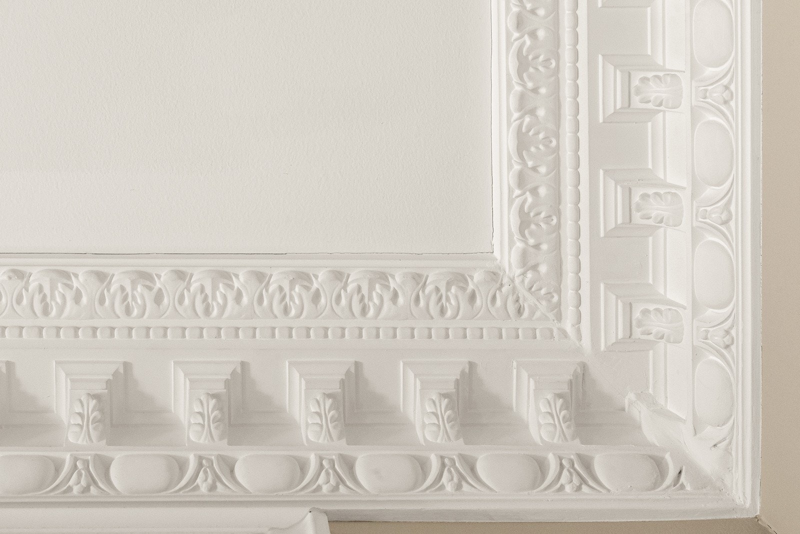 Her får du lekre, klassiske detaljer som rosetter, stukkatur, peisovn og generøs takhøyde! Galleribilde