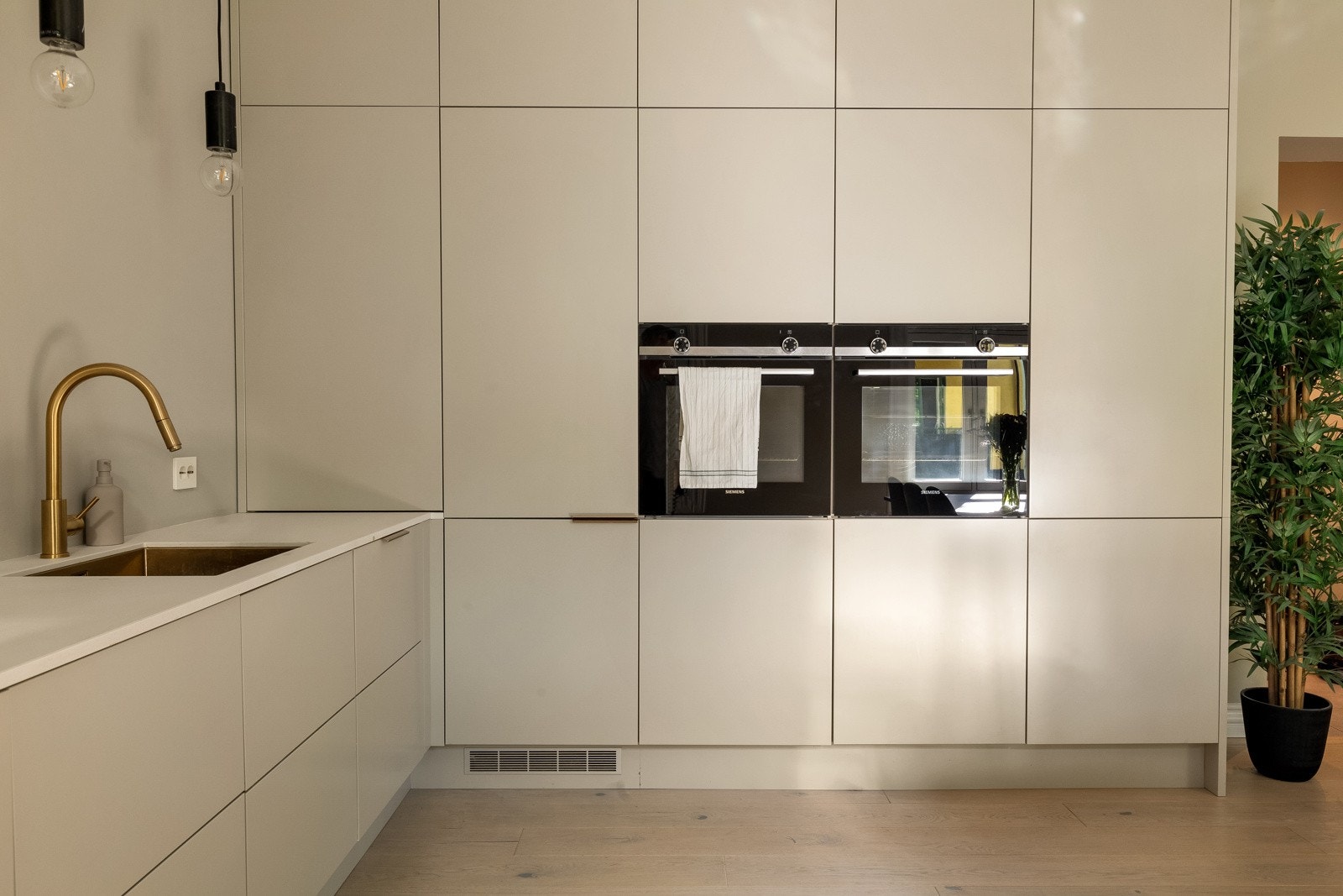 Innredningen er utstyrt med helintegrerte hvitevarer fra Siemens som to stekeovner, induksjonsplatetopp (80 cm), kjøleskap med frysedel og oppvaskmaskin Galleribilde