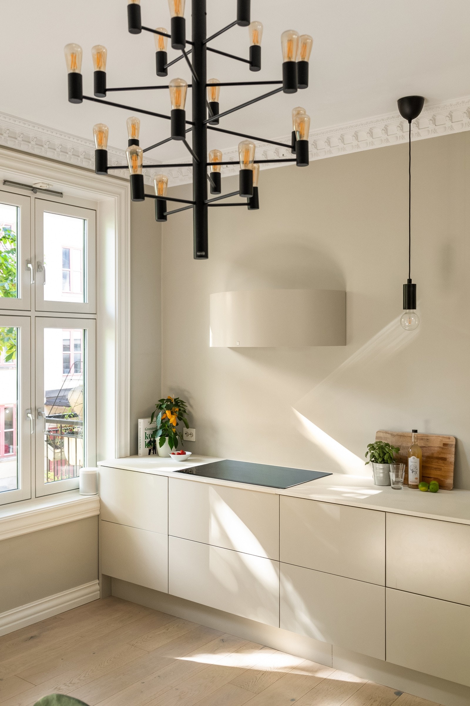 Kjøkkenet er også utstyrt med varmtvannsbereder, lekker ventilator over kokesonen, samt komfyrvakt og vannstopper montert. Galleribilde