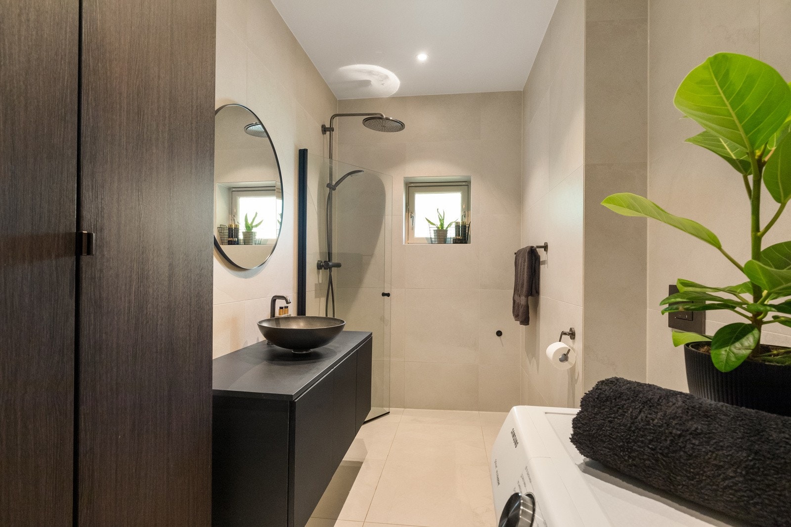 Meget innbydende flislagt baderom av god størrelse som ble totalt renovert i 2020 (i henhold til tidligere prospekt). Galleribilde