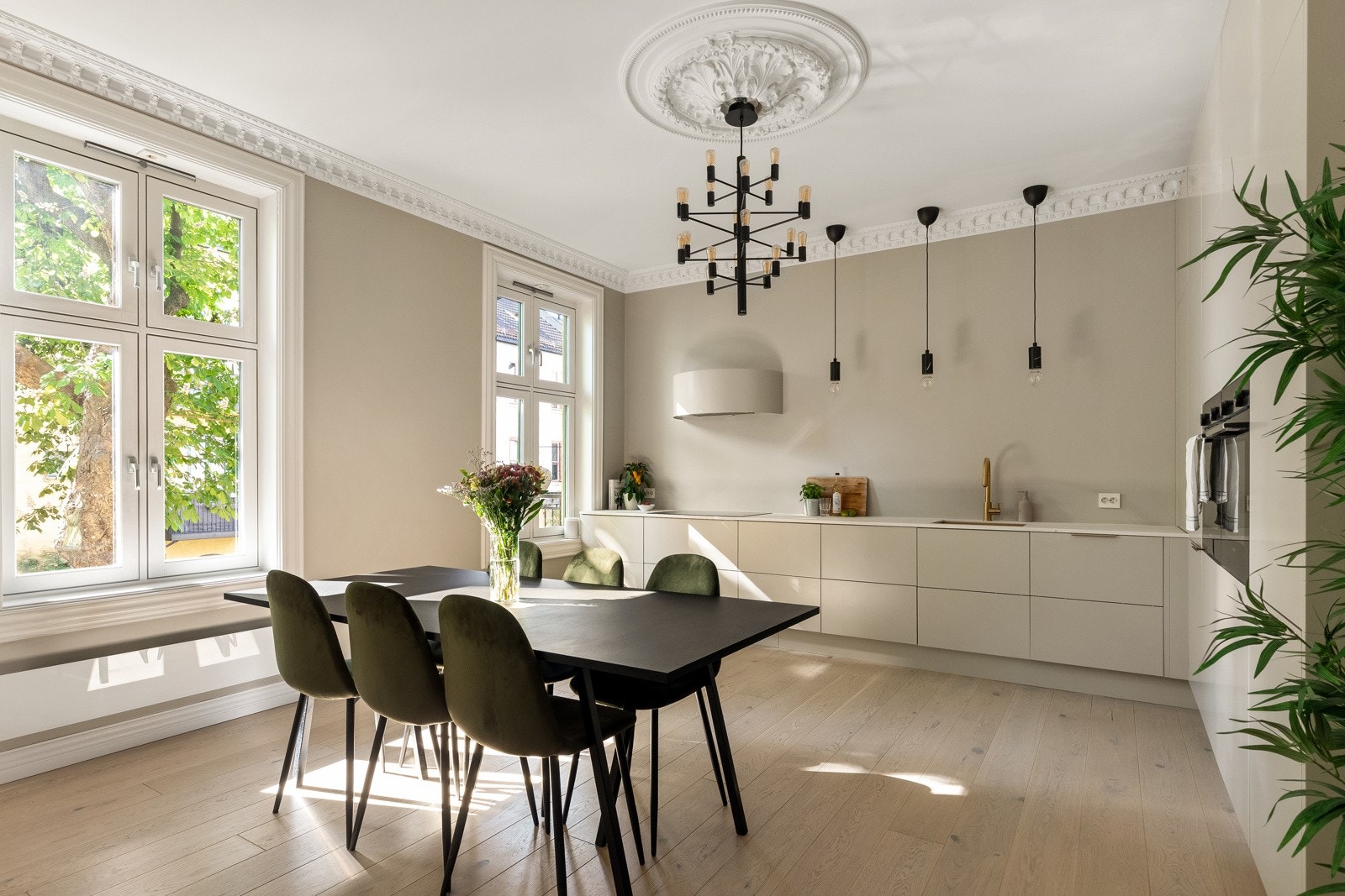 Åpen kjøkkenløsning mot stuen med en moderne, stilren og takhøy kjøkken fra 2020 levert av kvalitetsleverandøren Sigdal. Galleribilde