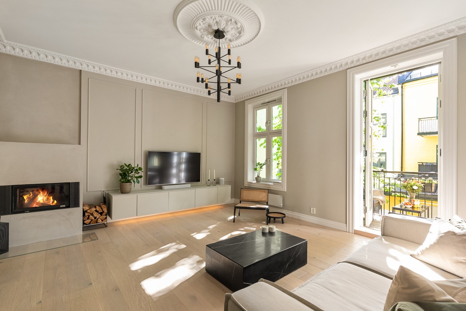 Her får du nydelige, klassiske detaljer som lekre rosetter og stukkatur i himling, romslige rom med store vindusflater og brede vinduskarmer, stilig peisovn og generøs takhøyde på 2,83 meter. Galleribilde