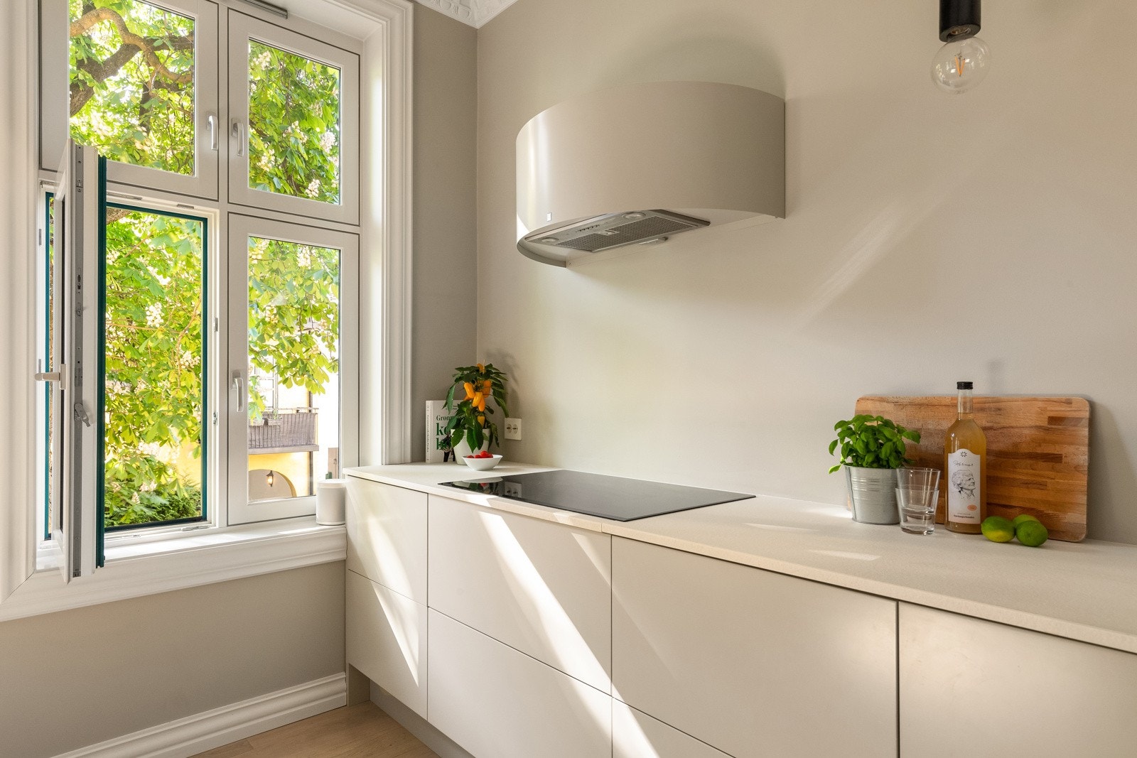 Kjøkkenet får rikelig med naturlig lys fra de store vindusflatene. Galleribilde