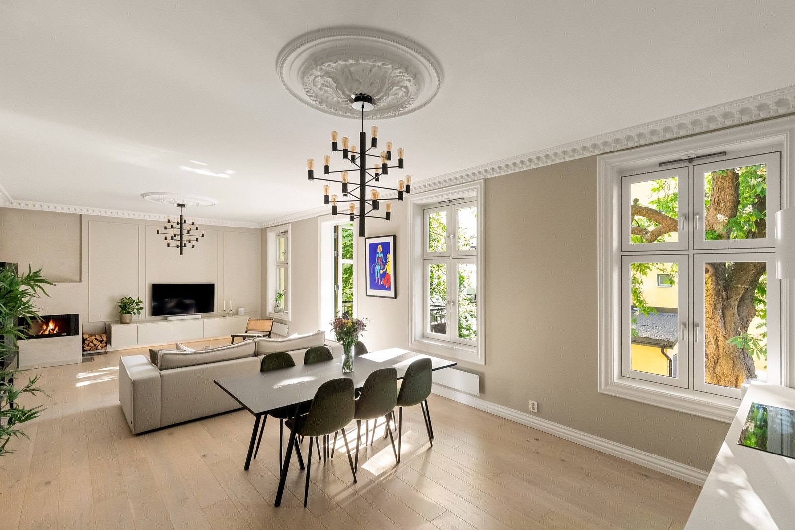 Praktfull og svært lekker 3-roms klassisk endeleilighet med gjennomgående høy standard, vestvendt balkong og unik beliggenhet i koselig indre gårdsrom på ettertraktede Grünerløkka! Galleribilde