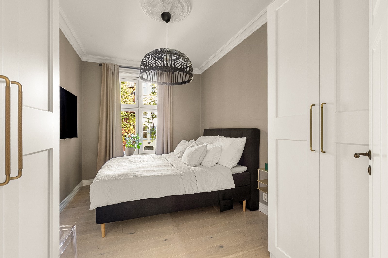 Hovedsoverom av meget god størrelse med to garderobeinnredninger, samt god plass til stor dobbeltseng, nattbord og annet ønskelig møblement. Galleribilde