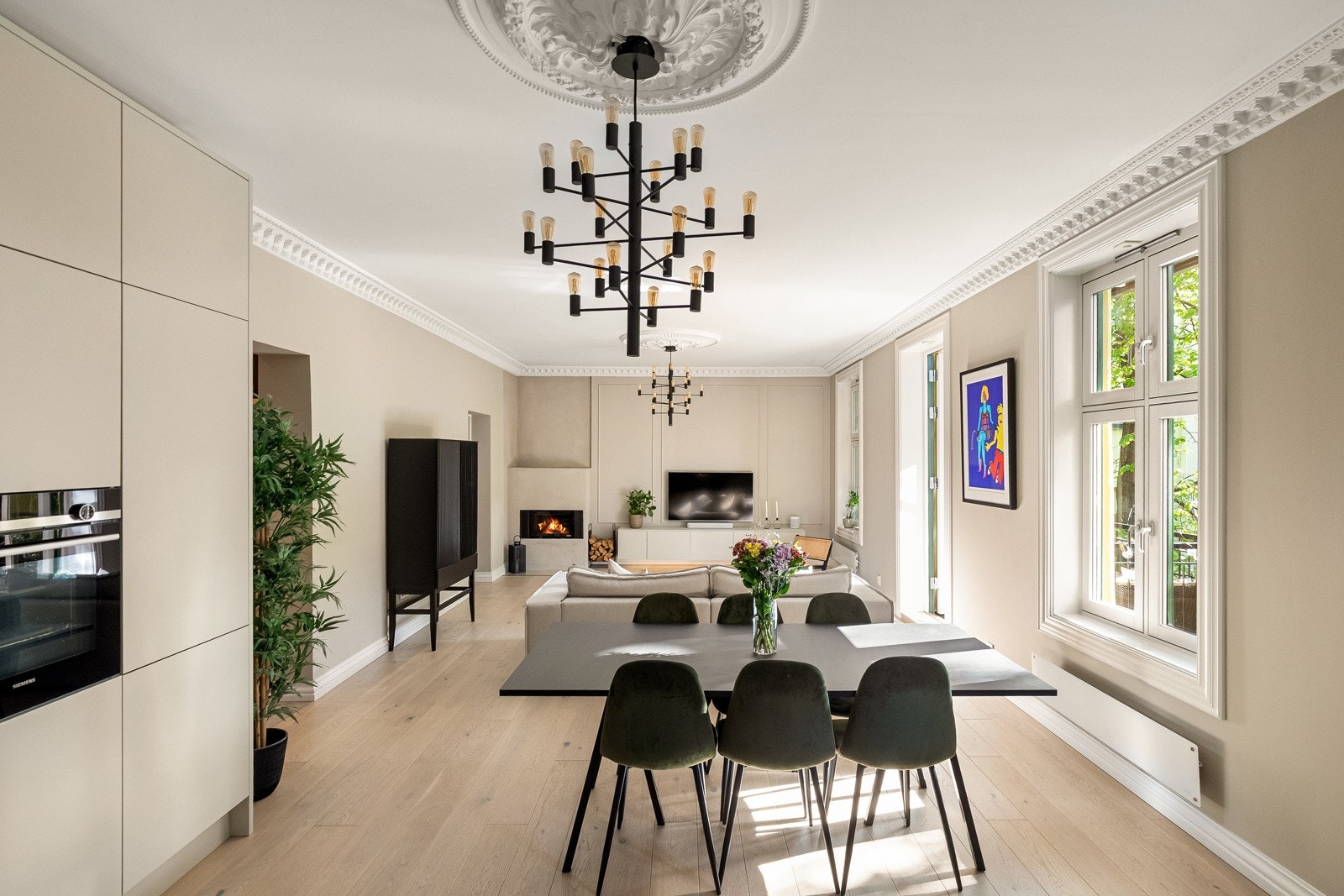 Leiligheten har en sjeldent god intern beliggenhet i enden av byggets 2. etasje, tilbaketrukket og skjermet fra bylivet, blant store grønne trær i indre gårdsrom. Galleribilde