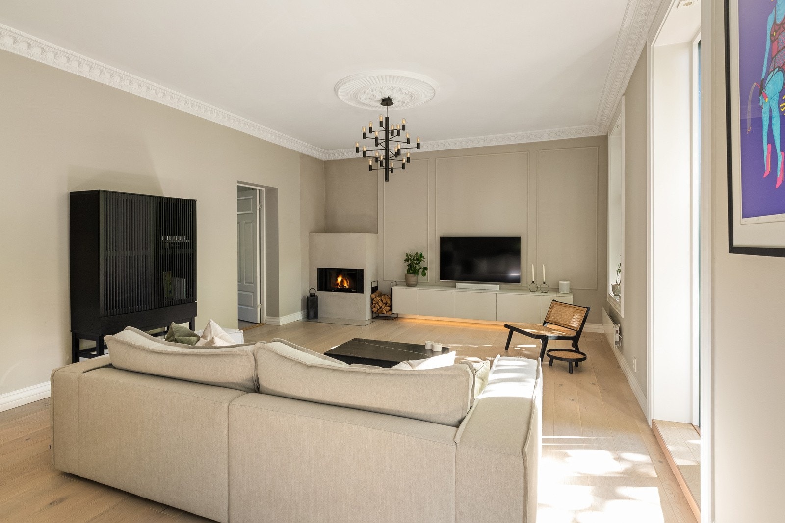 Pene overflater som består av lekkert enstavs parkettgulv av lys eik, veggflater malt i harmoniske fargevalg og skjult elektrisk anlegg. Galleribilde