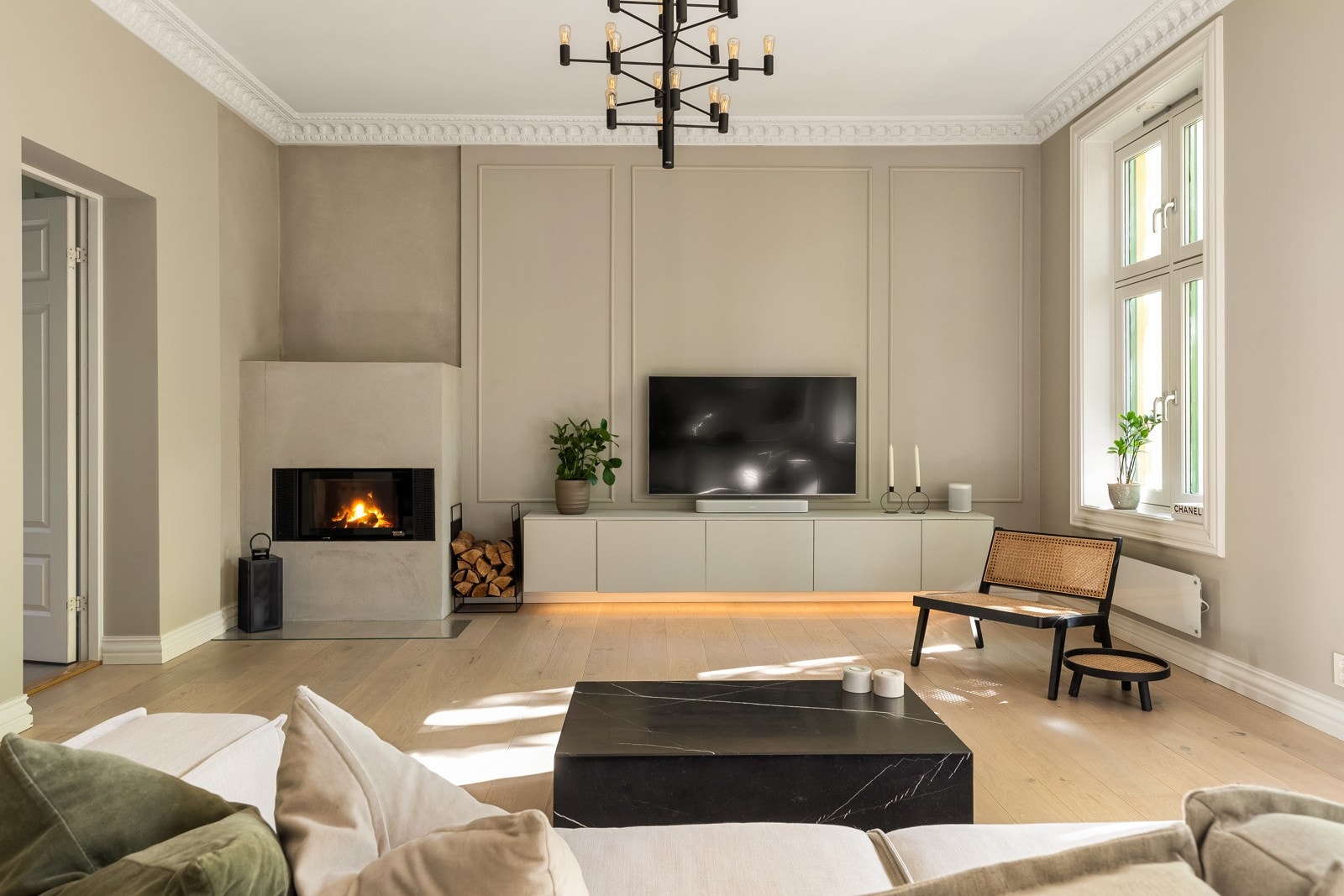 Leiligheten ble i sin helhet rehabilitert i 2019/2020 med en høy og gjennomført standard på materialer og innredning. Galleribilde