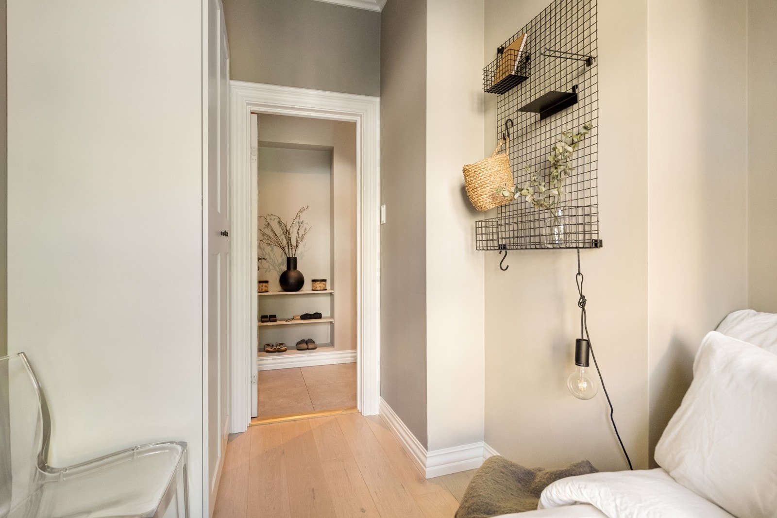 I likhet med hele leiligheten ligger soverommene også tilbaketrukket og skjermet mot indre gårdsrom. Galleribilde