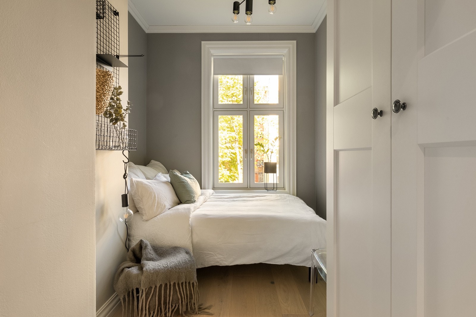 Soverom 2: Fint soverom med plass til dobbeltseng og annet ønskelig møblement. I likhet med hovedsoverommet har også dette soverommet stor garderobeløsning. Galleribilde