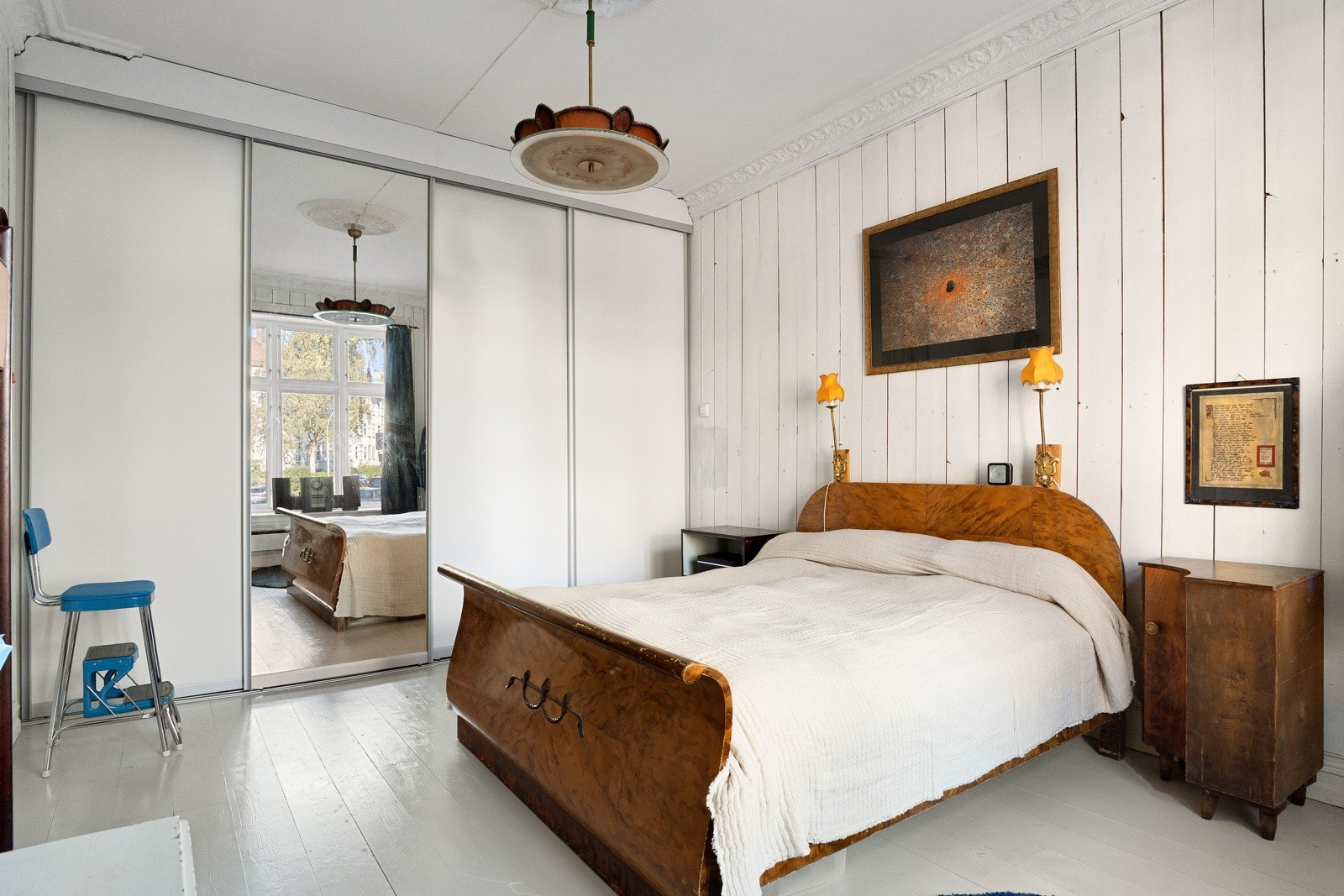Stor skyvedørsgarderobe på hovedsoverommet Galleribilde