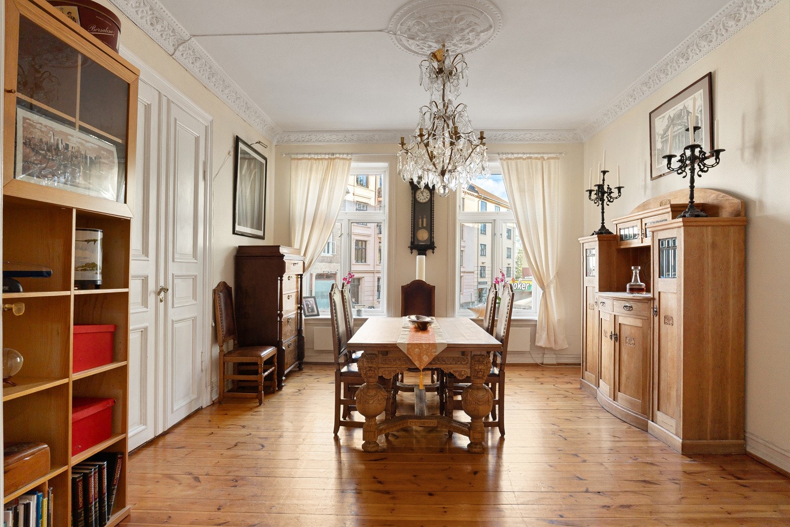 Klassisk stue med nydelig stukkatur og rosett i himling Galleribilde