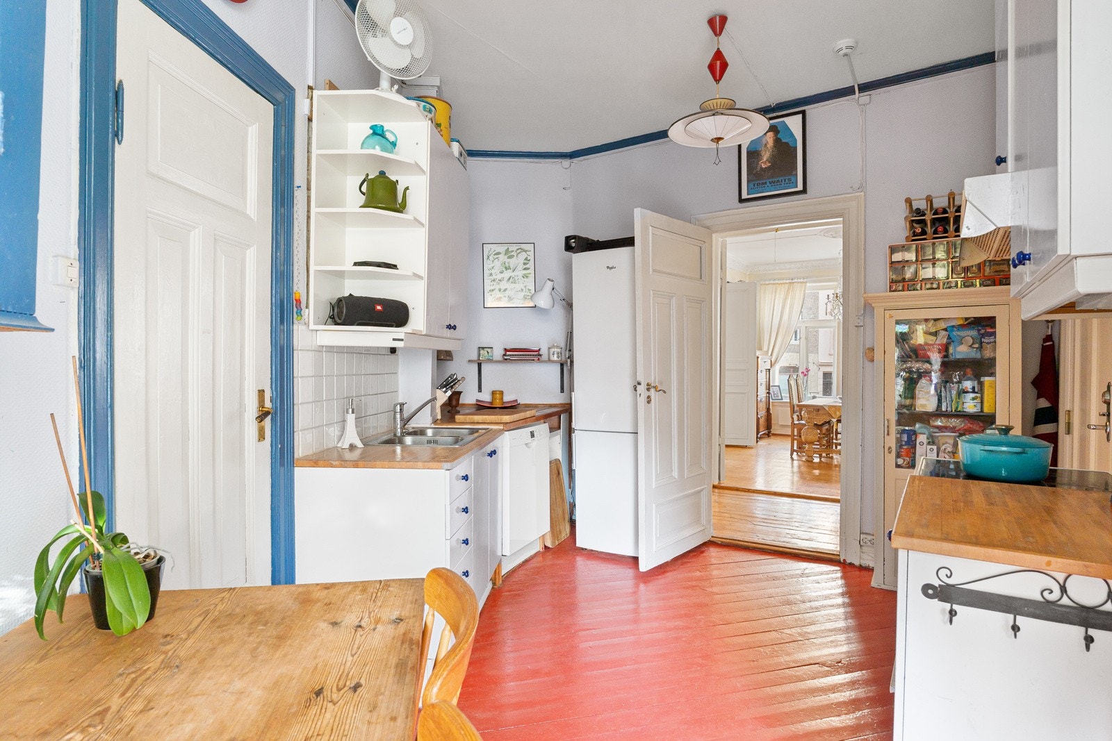 Kjøkkeninnredning med slette fronter, overskap med benkebelysning og fliser på vegg Galleribilde