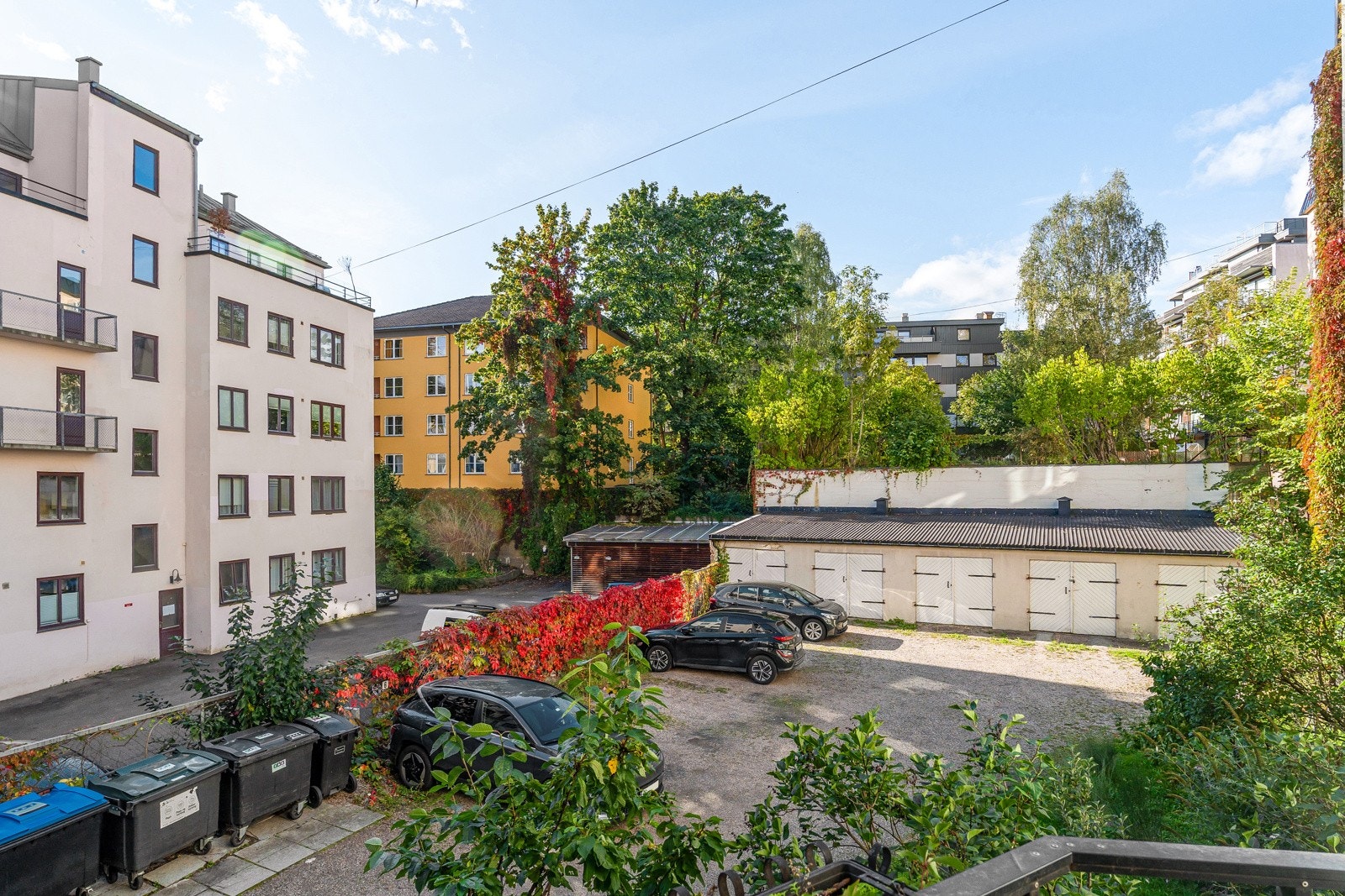 Utsyn fra balkongen mot bakgård - Det er god avstand mellom byggene Galleribilde