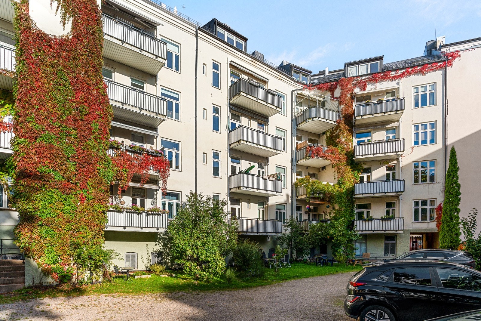 Opparbeidet tomt på 1198 m² samt gressplen, sitteplasser mm. Galleribilde