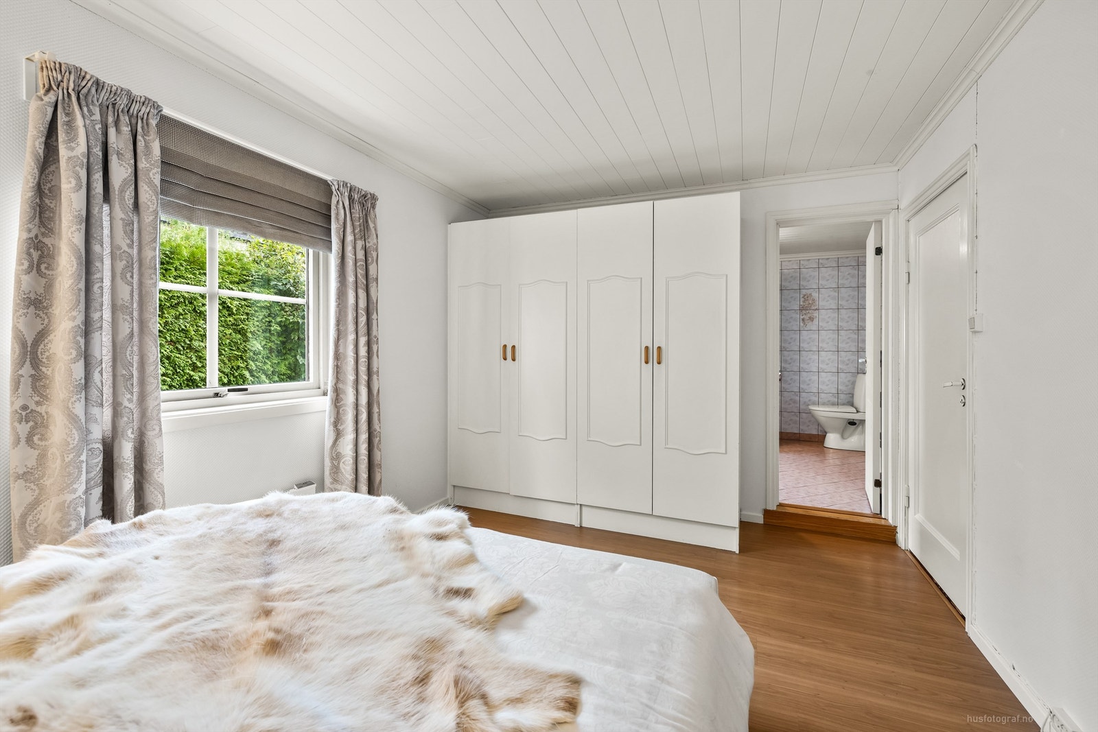Fra soverommet er det adkomst til bad Galleribilde