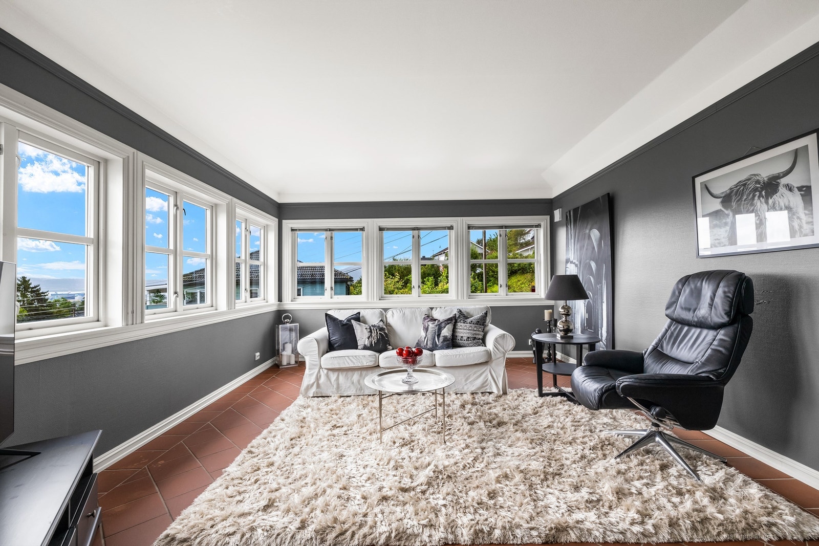 TV-stue med store vinduer som gir mye naturlig lysinnslipp Galleribilde