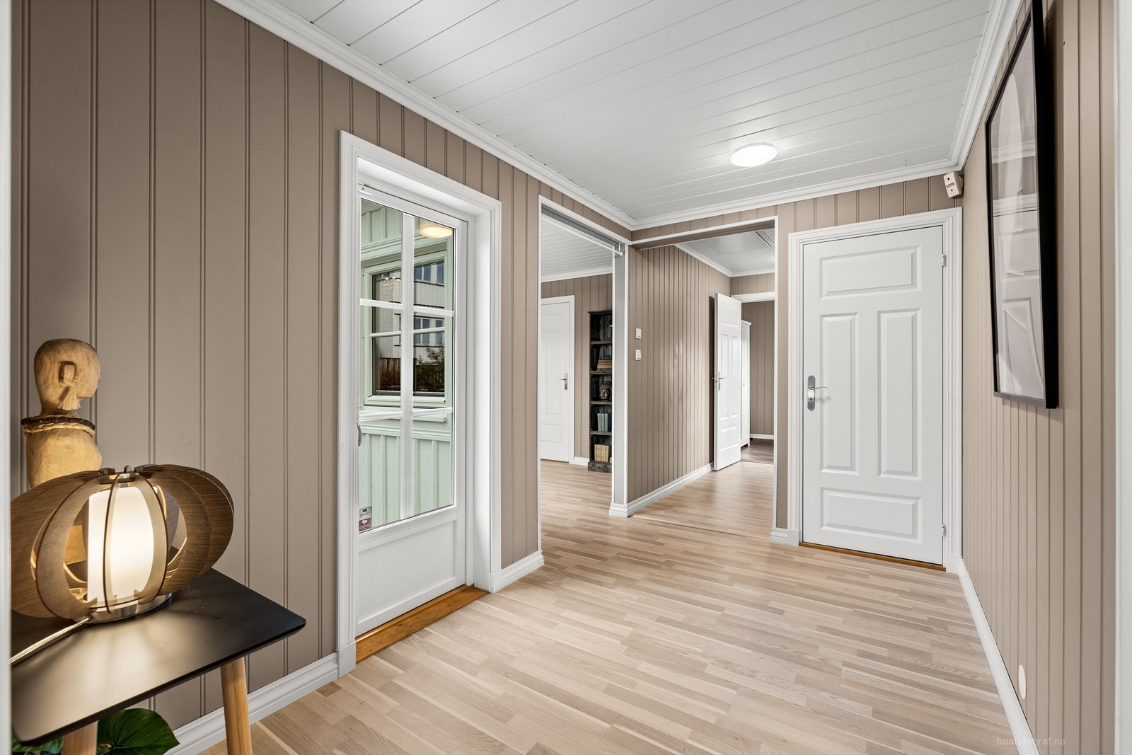 Fra gangen er det adkomst til boligens andre veranda Galleribilde