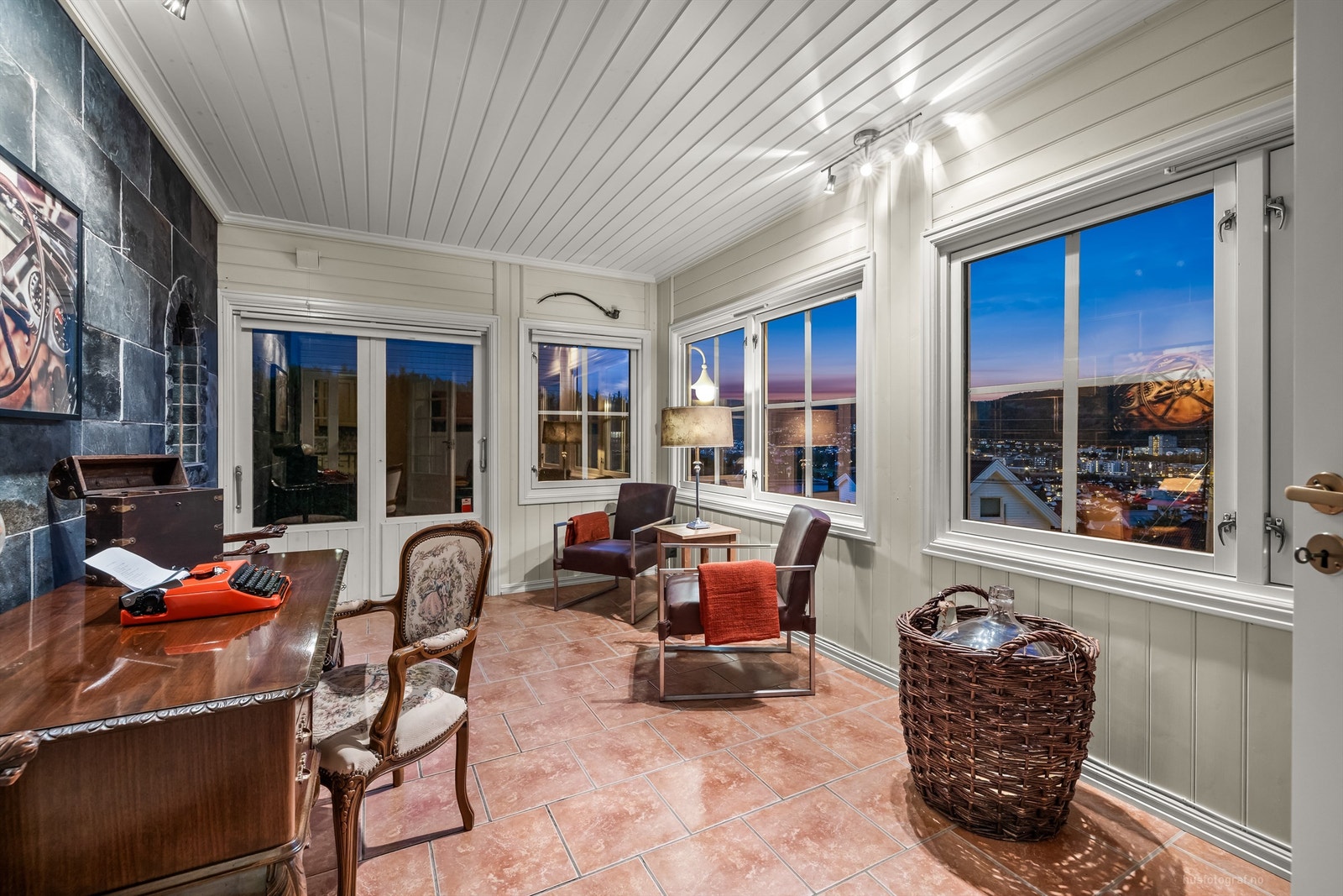 Fra denne stuen er det adkomst til en av boligens verandaer (ikke godkjent for varig opphold) Galleribilde