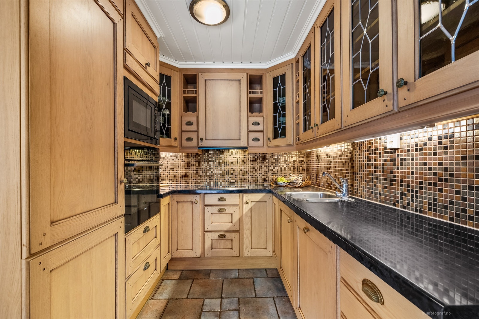 Kjøkkenet har integrert kjøleskap, komfyr og oppvaskmaskin. Galleribilde