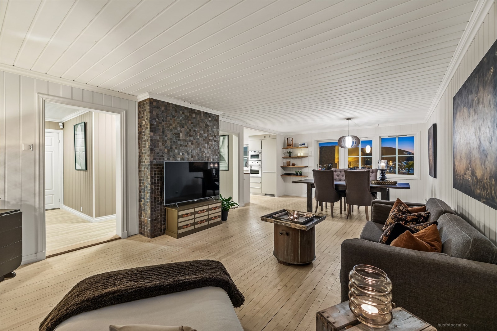 Fra spisestuen er det adkomst til en av boligens balkonger Galleribilde