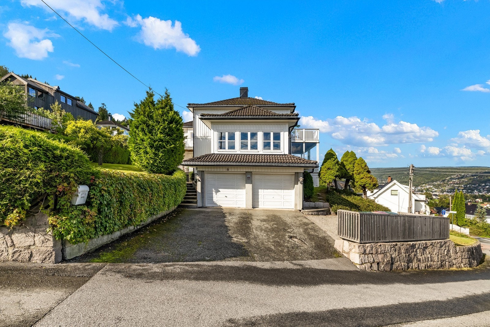 Parkering i dobbeltgarasje. Forøvrig er det parkering foran garasjen også. Galleribilde