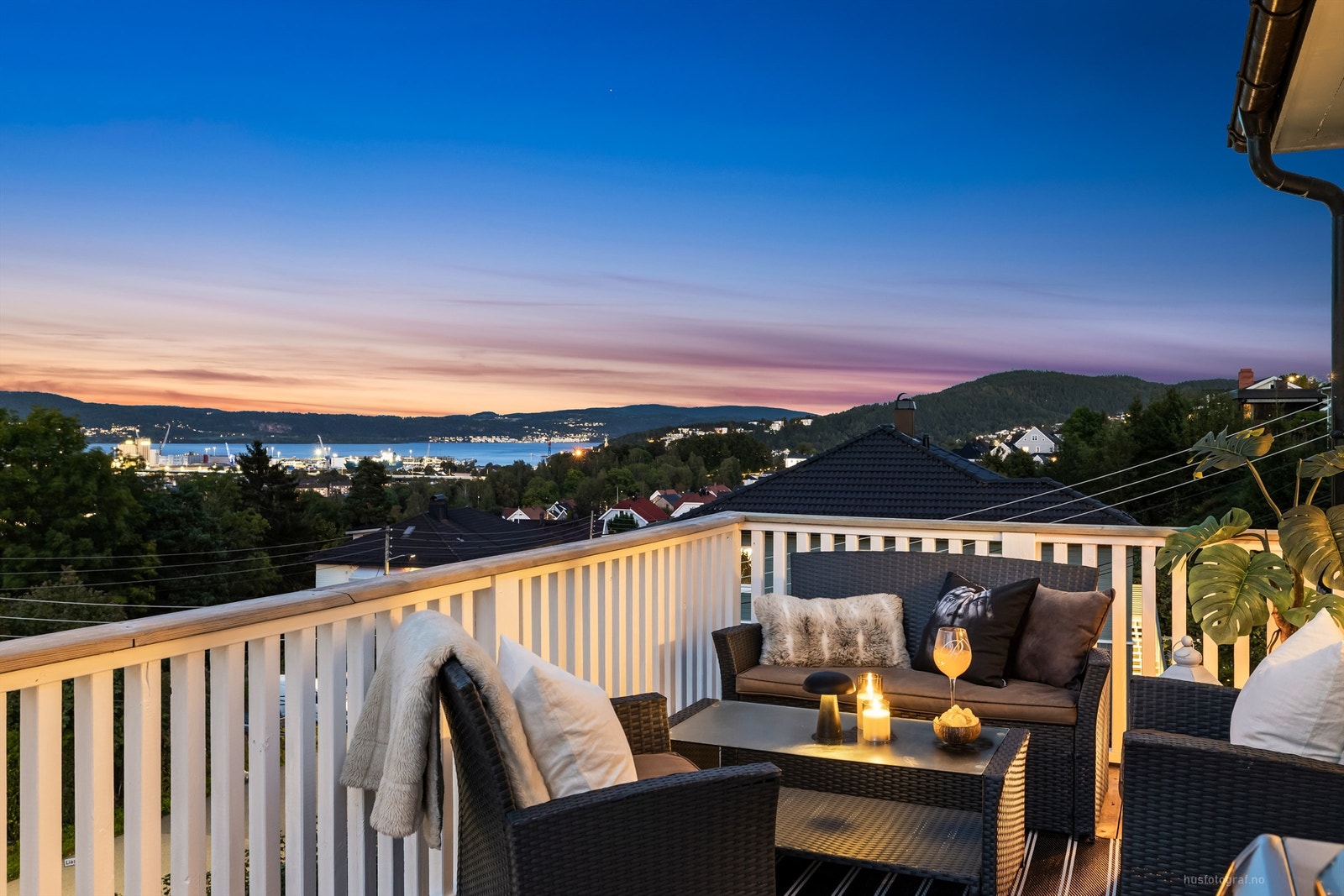 Her kan du nyte fantastisk utsikt over nærområdet og gode solforhold gjennom store deler av dagen Galleribilde